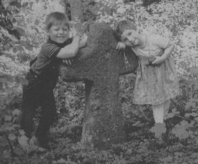 Mitte der 80er Jahre stand das Klosterkreuz noch zwischen Stolberg und Breitenstein am Ufer der Schmalen Lude - auch zur Freude dieser Kinder. Vor zehn Jahren wurde es gestohlen.   MZ-Fotos: Steffi Rohland